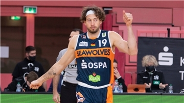 Sid-Marlon Theis wechselte von Bremerhaven nach Rostock.