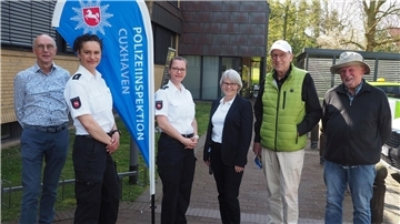 Dieter Oldenbüttel, (Mobine), Polizeikommissarin Britta Schumann, Kontaktpolizistin Katrin Ardnt, Gleichstellungsbeauftragte Sabine Wohlers, Steffen Tobias (Ratsvorsitzender) und Rainer Eberl (Anrufsammeltaxi).