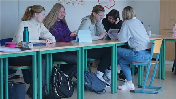 Erziehermangel: Stehen die Kitas im Kreis Cuxhaven bald vor dem Kollaps? Sie büffeln hier an der BBS in Schiffdorf, um später einmal als Erzieherinnen Kinder zu betreuen.