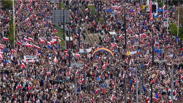 SIe demonstrieren gegen die populistische Regierungspartei PiS.