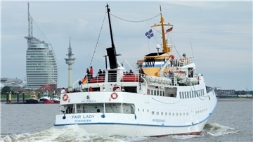 Blick auf Bremerhavens Skyline und ein Seebäderschiff. Die „Fair Lady“ ist ab Freitag im Einsatz.