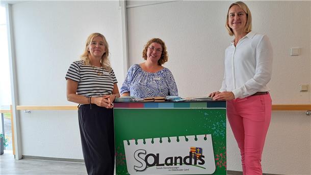Bild von (v.l.) Steffi Haffner (Teamleiterin Solandis Wesermarsch), Meike Bramstedt (Einrichtungsleitung Solandis) und Dr. Jutta Freymuth (Verbandsgeschäftsführerin Bezirksverband Oldenburg)