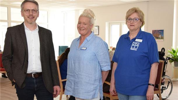 Sie freuen sich auf viele Besucher zum Tag der offenen Tür in der neuen Tagespflege in selsingen (von links): Geschäftsführer Heiko Meier von der Diakoniestation sowie die Pflegedienstleitungen Nancy Schütz für den gesamten Pflegebereich und Ingrid Reinecke für die Selsinger Tagespflege.