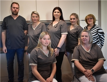 Sie freuen sich auf das Arbeiten in den neuen, großen Praxisräumen: das Team um die Hausärztin Dr. Katrin Welke (stehend Mitte) in Bexhövede.