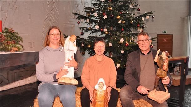 Sie freuen sich darauf, dass auch im Nordenhamer Stadtnorden Weihnachten in diesem Jahr erstmals seit 2019 wieder ohne Corona-Auflagen gefeiert werden kann: Kantorin Mareen Osterloh, Pastorin Anke Claßen und Pastor Dietmar Reumann-Claßen.