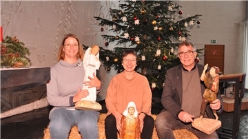 Sie freuen sich darauf, dass auch im Nordenhamer Stadtnorden Weihnachten in diesem Jahr erstmals seit 2019 wieder ohne Corona-Auflagen gefeiert werden kann: Kantorin Mareen Osterloh, Pastorin Anke Claßen und Pastor Dietmar Reumann-Claßen.