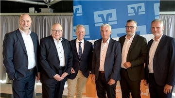 Sie führen und beaufsichtigen von Mitte Juli an die neue Volksbank im Elbe-Weser-Dreieck: (von links): Vorstand Jochen Johannsen, Vorstand Uwe Kordes, die Aufsichtsräte Stephan Schulze-Aissen und Ulf Tabel sowie Vorstand Sascha Steffen und Vorstand Frank Koschuth.