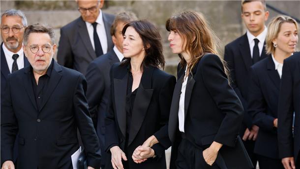 Sie geben sich gegenseitig Halt: Charlotte Gainsbourg (M) und Lou Dillon (M, r) nehmen Abschied von ihrer Mutter.
