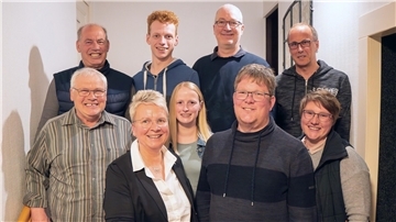 Sie gehören dem neuen Vorstand an: (vorn, von links) Rolf Siefken, Petra Logemann-Lübben, Yvonne Siefken, Oliver Verhoef und Fabienne Kosok sowie (hinten, von links): Andreas Logemann, Hannes Logemann, Wilfried Schröder und Florian Thevißen. Auf dem Foto fehlt: Cord Siefken