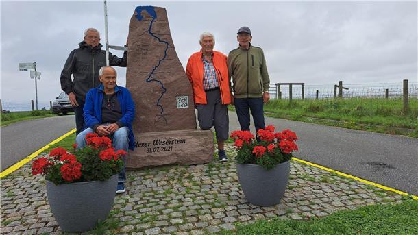 Bild der "Vier vom Deich", die ehrenamtlich die Pflege des Platzes rund um den Blexer Weserstein übernommen haben: (v.l.) Jens Albrecht, Alfons Kleczka, Fritz Jacob und Siegfried Rüdiger.