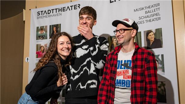 Sie haben beim Fototermin ihren Spaß: Carina Sönksen, Janek Biedermann und Ulrich Fassnacht (von links), die neuen Schauspieler am Jungen Theater.