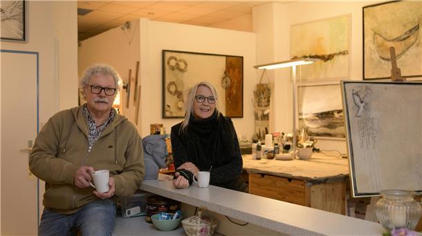 Jens Saxe und Bärbel Ricklefs-Bahr sitzen bei einer gemeinsamen Tasse Kaffee im neugestalteten „Artelier“. Das Ladenlokal ist von ihnen gründlich renoviert worden. 
