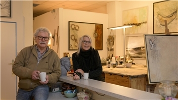 Jens Saxe und Bärbel Ricklefs-Bahr sitzen bei einer gemeinsamen Tasse Kaffee im neugestalteten „Artelier“. Das Ladenlokal ist von ihnen gründlich renoviert worden. 