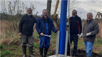 Sie haben den neuen Schwalbenturm im Otterbiotop errichtet: Hermann Kück (v.l.), Volker Radau, Herbert Kulls und Wolfgang Brand.