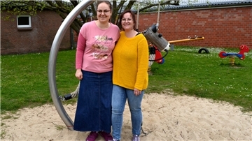 Sie haben den richtigen Bogen raus: Damaris Zipkat (links) hat bereits seit mehr als zweieinhalb Jahren einen sogenannten Außenarbeitsplatz im „Mäusehaus“, dem Kindergarten Ostereistedt. Die Einrichtung wird von Katrin Häkanshon (rechts) geleitet.
