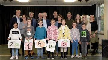 Sie haben Grund zum Feiern: Die Bürgerstiftung hat für das Schulfrühstück 21.600 Euro eingenommen.