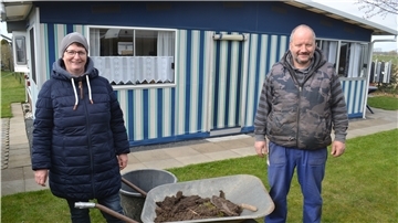 Sie haben ihr zweites Zuhause schon picobello in Schuss gebracht: Corinna und Andreas Kück, Dauercamper am Dorumer Tief.