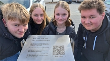 Fabian Neumann (15/v.l.), Tamara Beckmann (16), Faybin Habighorst (17) und Junis Irmler (16) haben mir 10. Klasse der Oberschule Beverstedt an einem QR-Code für die Stolpersteine der Familie Brumsack in Beverstedt mitgearbeitet.