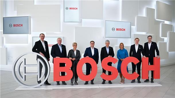 Sie haben Sparmaßnahmen in Milliardenhöhe angekündigt: Arbeitsdirektor Stefan Grosch (4.v.l.) und Mobilitätschef Markus Heyn (r). (Archivbild)