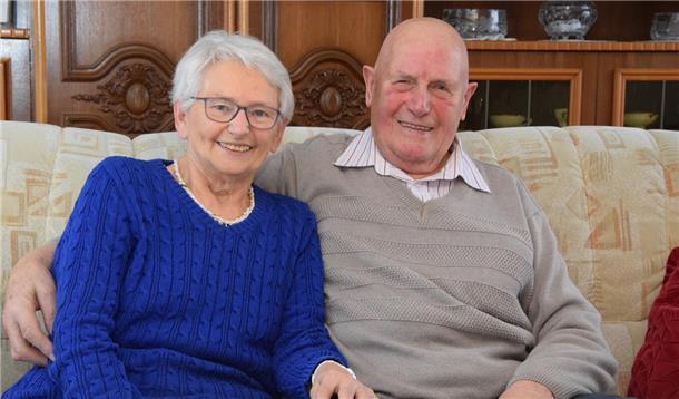 Was Rhadereistedter Jubelpaar jungen Leuten als Tipp für eine lange Ehe gibt Sie halten fest zusammen: Karin und Hinrich Müller aus Rhadereistedt kennen sich schon seit ihrer Kindheit und feiern nun ihre diamantene Hochzeit.