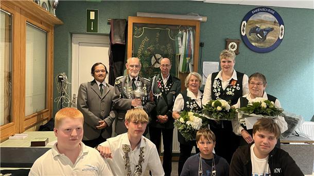 Sie hatten beim Schießen die Nase vorn und repräsentieren das Burhaver Königshaus (hinten, von links): Dane Bernabe-Pareja, Hartmut Garbade, Loren Heiner, Bärbel Garbade, Sandra Nuss und Edda Haschen; (vorne, von links): Dominik Scholz, Lasse Daemlohw, Joris Rühe und Timon Grimm. 