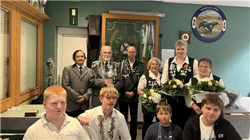 Sie hatten beim Schießen die Nase vorn und repräsentieren das Burhaver Königshaus (hinten, von links): Dane Bernabe-Pareja, Hartmut Garbade, Loren Heiner, Bärbel Garbade, Sandra Nuss und Edda Haschen; (vorne, von links): Dominik Scholz, Lasse Daemlohw, Joris Rühe und Timon Grimm. 