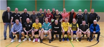Sie hatten Spaß beim HSG-Nostalgiespiel (stehend von links): Marc Brandt, Thomas Koch, Marko Lankenau, Frank Horch, Oliver Gutschmidt, Stefan Porwoll, Jost Lübben, Markus Otto, Jens Grotelüschen, Jörg Seidel , Lars Rosenbohm, Peter Schröder, Ex-Co-Trainer Klaus Porwoll, Ulf Naumann. Sitzend von links: Malte Link, Dirk Naumann, Eike Seedorf, Maik Satow, Jens Pfennig, Tom Monsees, Christian Müller, Sebastian Japp, Ex-Trainer Wilfried Ülsmann.