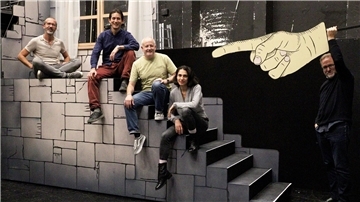 Sie hatten viel Spaß bei den Proben zu „Spamalot“: Ausstatter Bernhard Niechotz (von links), Tonio Shiga, der musikalische Leiter, Regisseur Achim Lenz, Choreografin Yara Hassan und Schauspielleiter Peter Hilton Fliegel.