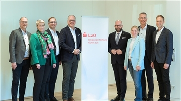 Sie hatten zur Jubiläumsveranstaltung eingeladen: Die beiden Geschäftsführer der Stiftung, Olaf Meenen (links) und Oliver Nienaber (rechts), sowie der Stiftungsvorstand mit (von links): Doris Wesjohann, Landrat Stephan Siefken, Michael Thanheiser, Landrat Johann Wimberg, Barbara Haskamp und Jürgen Rauber.