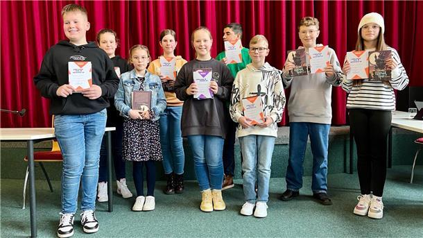 Sie hatten zuvor schon beim Vorlesewettbewerb überzeugt. Auf Kreisebene machte schließlich Charlotte Hausenblas (Mitte) das Rennen.