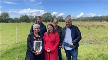 Gruppenfoto auf der Fläche für den zweiten Bürgerhain in Bremerhaven