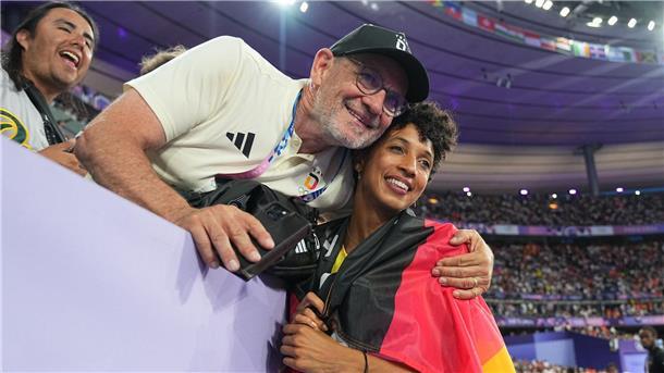 Mihambo nach dramatischem Abend: „Silber strahlt golden“ „Sie ist ein Vorbild“: Mihambo-Trainer Ulli Knapp.