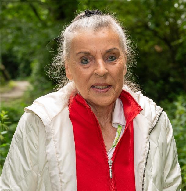 Sie ist extra aus Düsseldorf angereist: Ursula Crede ist in Bremerhaven geboren und war zuletzt als Kind in Thieles Garten. "Ich sehe alles wie zum allerersten Mal, es ist traumhaft, ein Märchenland, wunderschön."