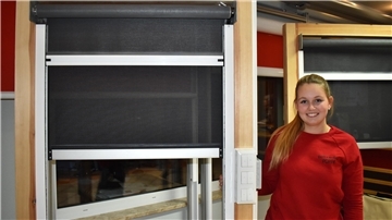 Sie ist stolz auf ihr Gesellenstück: Celine Poppe vom Betrieb Poppe Rollladenbau in Loxstedt.