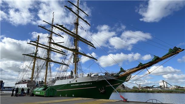 Blick auf ein Segelschiff im Hafen.