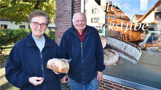 Sie kaufen schon seit 66 Jahren ihr Brot bei Mehrtens und bedauern die Schließung der Bäckerei sehr: Gisela und Heinz von Thaden.