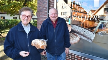 Sie kaufen schon seit 66 Jahren ihr Brot bei Mehrtens und bedauern die Schließung der Bäckerei sehr: Gisela und Heinz von Thaden.