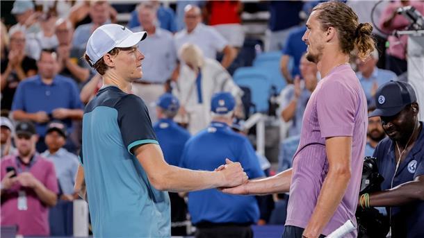 Sie könnten in München wieder aufeinandertreffen: die Tennisstars Alexander Zverev (r) und Jannik Sinner.