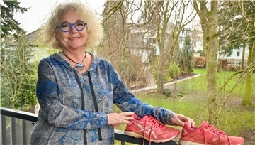 Sie läuft für ihr Leben gern: Doris Schmidt hat seit 25 Jahren Erfahrung in Marathons, ist sie in Berlin, Prag, Edinburgh mitgelaufen, und steigt als Neu-Wulsdorferin auch hier jetzt in die geliebten „Puschen“ und trainiert beim Bürgerpark-Lauftreff. 