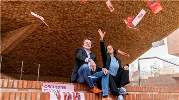 Sie lassen Klänge über Bremerhavens Innenstadt regnen: GMD Marc Niemann und Projektleiterin Stefanie Lubrich organisieren im Vorstand des Landesmusikrats Bremen das 2. Orchester-Festival in Bremerhaven und bringen die 22 Amateur-Ensembles mit der Profi-Szene zusammen. Am 10. November bietet das Fest 24 Kurz-Konzerte für Musikliebende gratis - bis auf das Familienkonzert im Stadttheater.