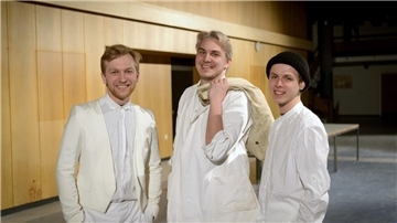 Sie lernen jeden Tag ein bisschen mehr Deutsch: die drei russischen Schauspieler, die für zwei Produktionen das Ensemble des Letzten Kleinods verstärken.