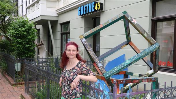 Elena Schiller steht vor dem Haus "Goethe 45".