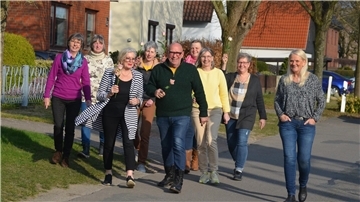 Sie machen sich gemeinsam auf den Weg, um Menschen auf der letzten Reise zu stärken (von links): Kirsten Reuter, Friethild Busche (Dozentin), Sigrid Donner-Behrmann, Eberhard Bochnik, Joana Adickes (hinten), Britta Schwieger, Kirsten Schucht, Sabrina Weinberg und Koordinatorin Andrea Neuhaus.

