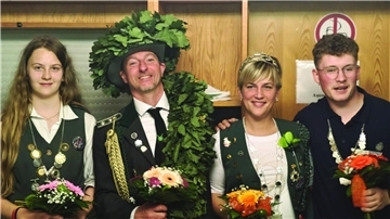 Sie regieren künftig das Neuenwalder Schützenvolk (von links): Jugendkönigin Lotte Kleinhammer, das Königspaar Heiko und Ines Behrens und Volkskönig Max Schüschke.