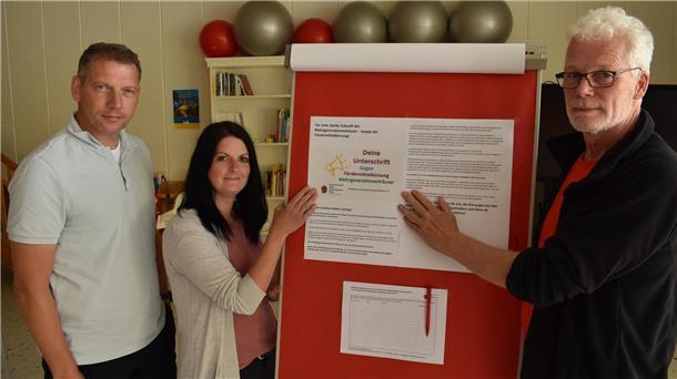 Sie rufen zu Unterschriften für eine Petition gegen die Kürzung der Fördergelder auf (von links): Ralf Bunten, Doreen Schmidt und Stefan Schreiber.