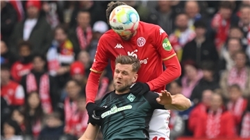 Sie schenken sich nichts: der Mainzer Stefan Bell (hinten) Bremens Niclas Füllkrug.