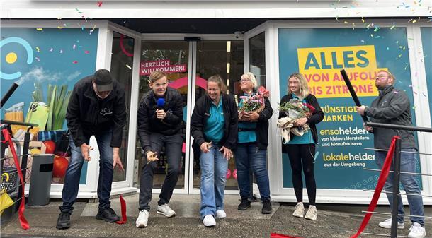 Bild von der feierlichen Eröffnung der Tante-Enso-Filiale in Seefeld.