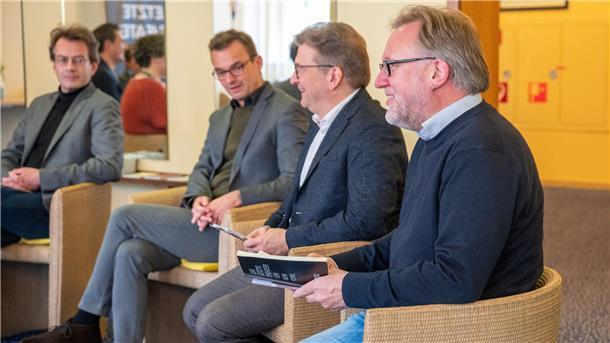 Stadttheater Bremerhaven punktet mit großen Stoffen und neuen Angeboten Sie setzen auf große Stoffe: der Leiter des Schauspiels Peter Hilton Fliegel (von rechts), Intendant Lars Tietje und Generalmusikdirektor Marc Niemann (links). Das freut auch Kulturstadtrat Michael Frost (2. von links).