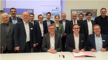 Sie setzen auf Wasserstoff: Den Kooperationsvertag unterzeichneten zunächst Peter Schmidt (EWE Gasspeicher), Landrat Stephan Siefken und Thorsten Wieting (EWE Netz, sitzend, von links). Mit dabei sind auch Hans Francksen (Technologiezentrum), Matthias Blümer (Airbus), Lutz Stührenberg (Wirtschaftsförderung Wesermarsch), Dominik Gläßer (Rehau), Jochen Vauth (Airbus), Thorben Meyer (USG Blexen), Daniela von der Ahe (DMK), Carsten Büsing (Kronos Titan), Bürgermeister Michael Kurz (Brake), Andreas Jung (VBW), Bürgermeister Nils Siemen (Nordenham) und Thomas Hüser (Glencore).