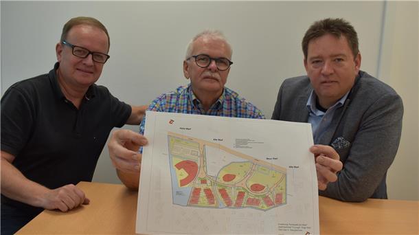 Sie setzen bei den Plänen für den Ferienpark voll auf das neu aufgenommene Hotel-Vorhaben (von links): Tourismus-Geschäftsführer Claudio Patrik Schrock-Opitz, Aufsichtsratsvorsitzender Ralph Krümpelmann und Bürgermeister Axel Linneweber.